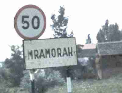 Mramoraker Ortsschild